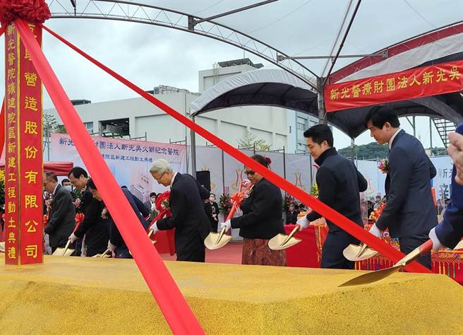新光醫院第二醫療大樓今動土，董事長吳東進、副總統賴清德、帛琉副總統席嫵度、健保署長石崇良、台北市長蔣萬安均到場參與。（林周義攝）