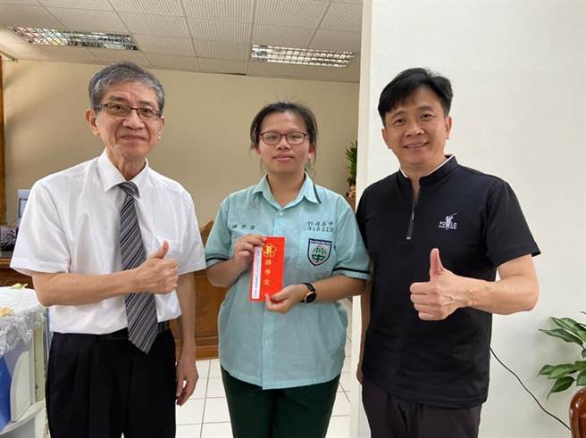 嘉义县竹崎高中今年学测表现以倍数成长，来自特殊境遇家庭的陈宇宣，学测数A与社会科都考到顶标。（竹崎高中提供／吕妍庭嘉义传真）