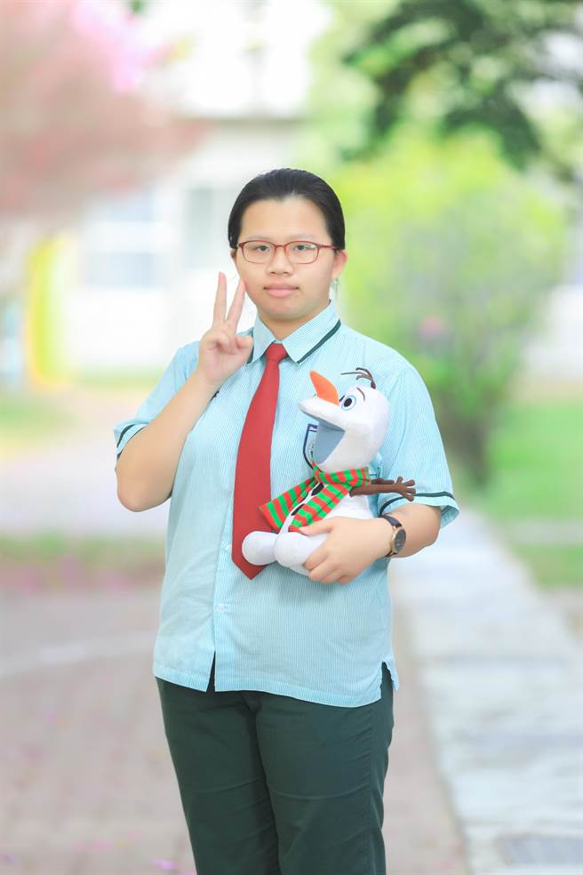嘉义县竹崎高中今年学测表现以倍数成长，来自特殊境遇家庭的陈宇宣，学测数A与社会科都考到顶标。（竹崎高中提供／吕妍庭嘉义传真）