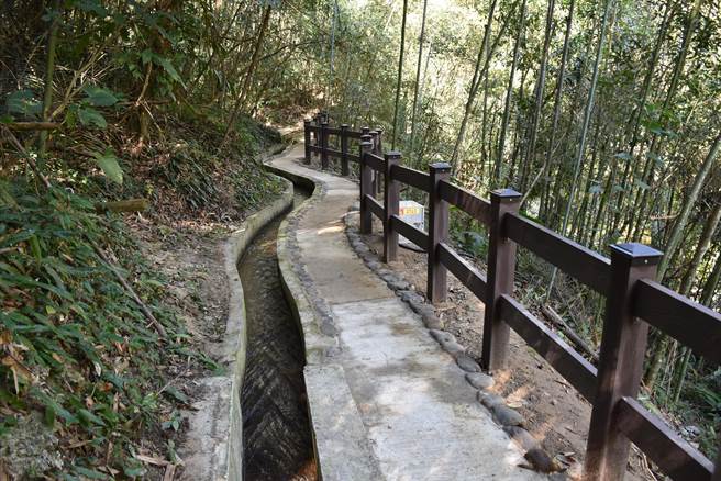 农水署斥资修復雅悠圳，并增设步道。（谢明俊摄）