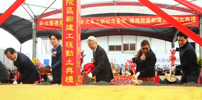 健保署署長石崇良（左起）、副總統賴清德、新光醫院董事長吳東進、帛琉副總統席嫵杜與台北市長蔣萬安等人23日出席「新光醫療財團法人新光吳火獅紀念醫院擴建院區新建工程」動土典禮。（張鎧乙攝）