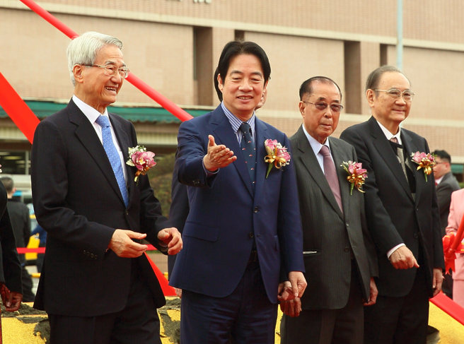 副總統賴清德（右二）與新光醫院董事長吳東進（右一）等人23日在「新光醫療財團法人新光吳火獅紀念醫院擴建院區新建工程」動土典禮上一同合影。（張鎧乙攝）