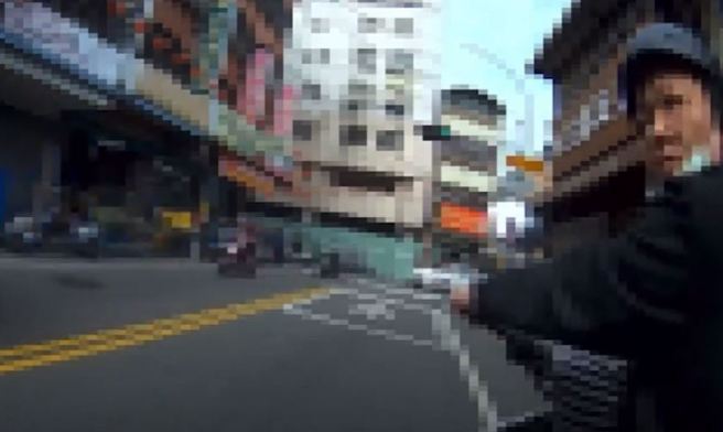 载儿闯红灯遭正义哥按喇叭，骑士竟拦车呛「故意的吗？」（翻摄自影片）