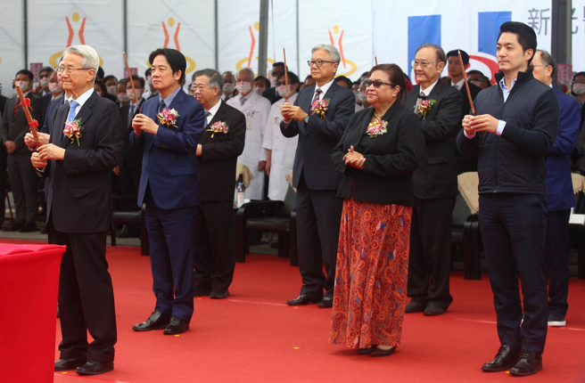新光醫療財團法人新光吳火獅紀念醫院擴建院區新建工程」動土典禮23日舉行，新光醫院董事長吳東進（左起）、副總統賴清德、新光合成纖維董事長吳東昇、帛琉副總統席嫵杜與台北市長蔣萬安等人持香祈福，祈求工程圓滿順利。（張鎧乙攝）
