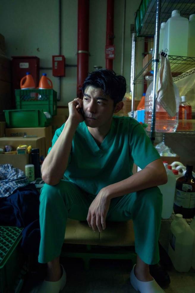 王柏杰在院内陷入没有烟硝的殊死战场。（金马提供）