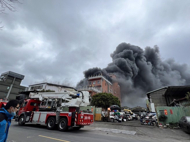 八里轮胎工厂大火，毒浓烟狂窜蔽天，百余警消抢救。(新北市议员郑宇恩脸书)