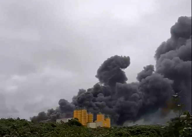 八里轮胎工厂大火 毒浓烟狂窜蔽天 百余警消抢救。(戴志扬翻摄)