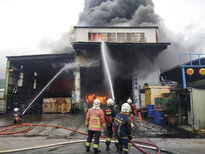 八里轮胎工厂大火，毒浓烟狂窜蔽天，百余警消抢救。(戴志扬翻摄)