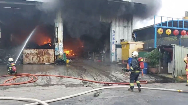 八里轮胎工厂大火，毒浓烟狂窜蔽天，百余警消抢救。(戴志扬翻摄)