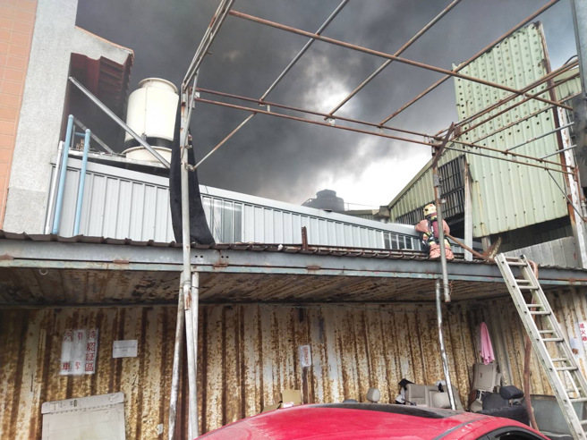 八里轮胎工厂大火，毒浓烟狂窜蔽天，百余警消抢救。(戴志扬翻摄)