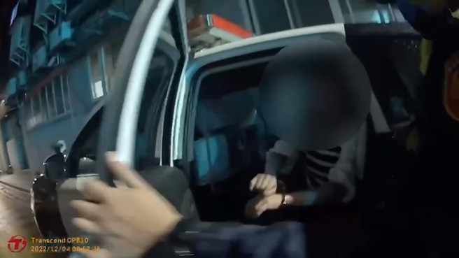 胡姓妇人遭警方移送。（陈鸿伟翻摄）