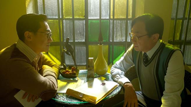 片中梁朝伟（左）跟许冠文的对手戏颇有深度。（华映提供）