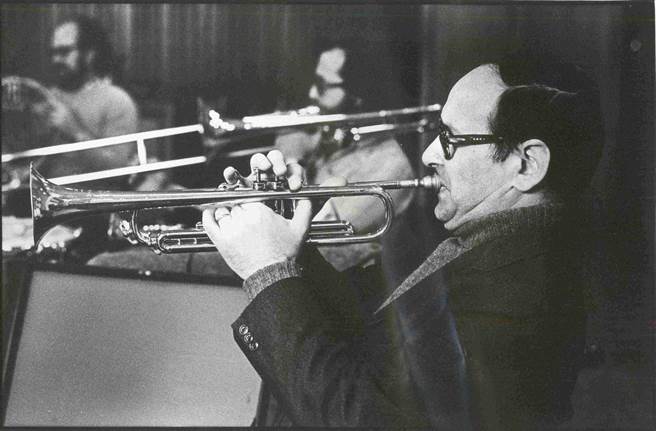 顏尼欧被父亲强迫学吹小号，意外奠定了一位音乐大师的诞生。（海鹏提供）