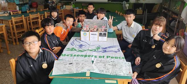 土耳其与叙利亚在发生强烈地震造成数万人死伤，高雄市茄萣国中师生利用童军课程制作赈灾捐款分享箱，在校内发动募捐，并连署签名表达全校师生的爱心与关怀。(高雄市教育局提供／林雅惠传真)