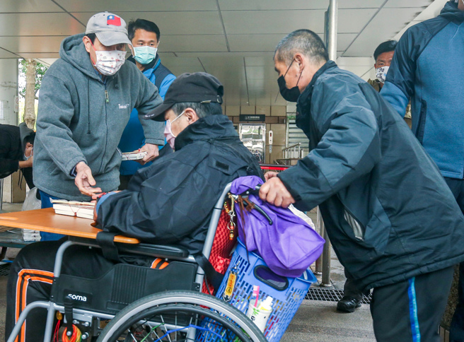 前总统马英九（左）23日一早寒冬送暖，赴台北车站发送餐盒给街友，他受访时表示，自己几十年来一直很关心街友，这问题到现在还没有解决方案，所以只能继续努力，能帮多少是多少。（粘耿豪摄）