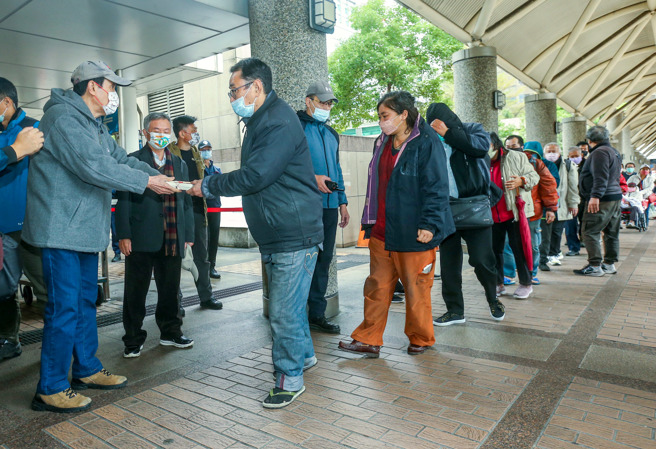 前总统马英九（左）23日一早寒冬送暖，赴台北车站发送餐盒给街友，他受访时表示，自己几十年来一直很关心街友，这问题到现在还没有解决方案，所以只能继续努力，能帮多少是多少。（粘耿豪摄）