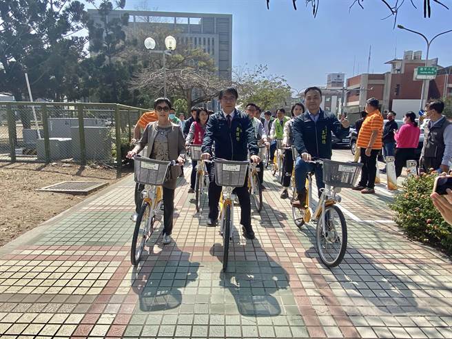 台南市交通局长王铭德（右）指出，南高屏联手推出「南高屏月票999」，台南也将加码向中央争取申请「台南市公共运输月票299」方案。（曹婷婷摄）