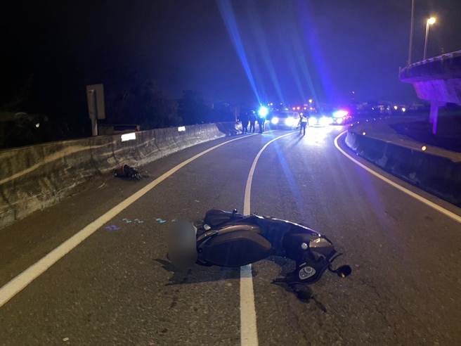 台61线西滨快速道路竹南段22日晚间发生机车骑士自撞死亡事件。（读者提供／谢明俊苗栗传真）
