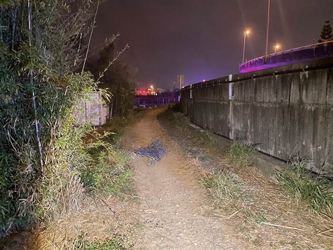 台61线西滨快速道路竹南段22日晚间发生机车骑士自撞，摔落旁边2米深产业道路死亡事件。（读者提供／谢明俊苗栗传真）