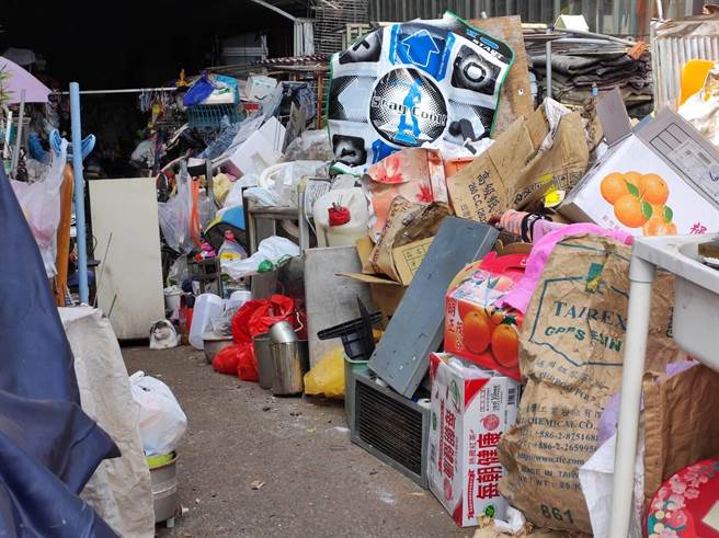 台中市议员张芬郁23日指出，雾峰1资源回收户堆积甚多回收物品，民眾担忧造成公安危险，呼吁市府加强访视、协助。（台中市议员张芬郁提供／潘虹恩台中传真）