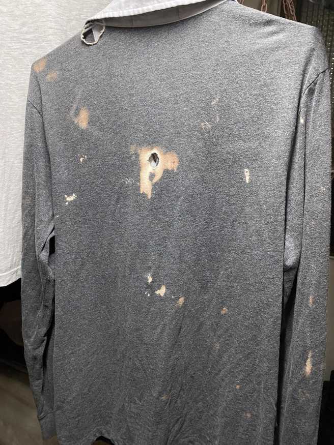 天母街头遭泼「不明液体」，骑士惊见衣服烧破「好多洞」。(翻摄脸书靠北天母帮)