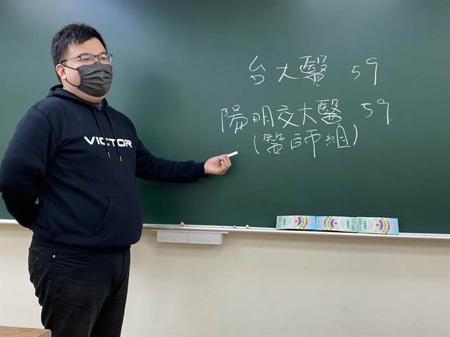 升学专家蓝天予预估，今年申请入学，要进台、成、清、阳明交大及政大等5大名校，要4科50至52级分以上。（林志成摄）