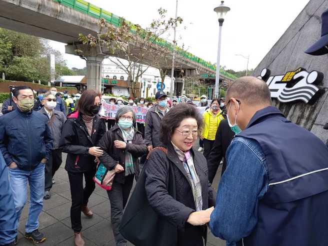 监察委员赴大湖公园调查。（图／取自游淑慧脸书）