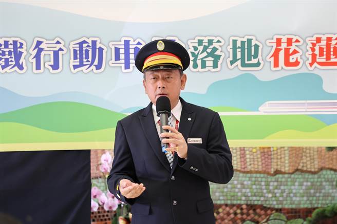 花蓮車站站長楊舜安分享帶家人看病觀察並受到啟發，要讓花蓮車站「走出去」。（慈濟醫院提供）