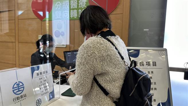 「台鐵行動車站」在慈濟大廳啟用，就有民眾洽詢車票搭車事宜。（王志偉攝）