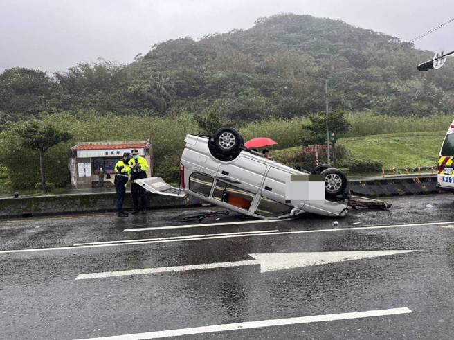 小客车翻覆驾驶自行脱困。（简铭柱翻摄）