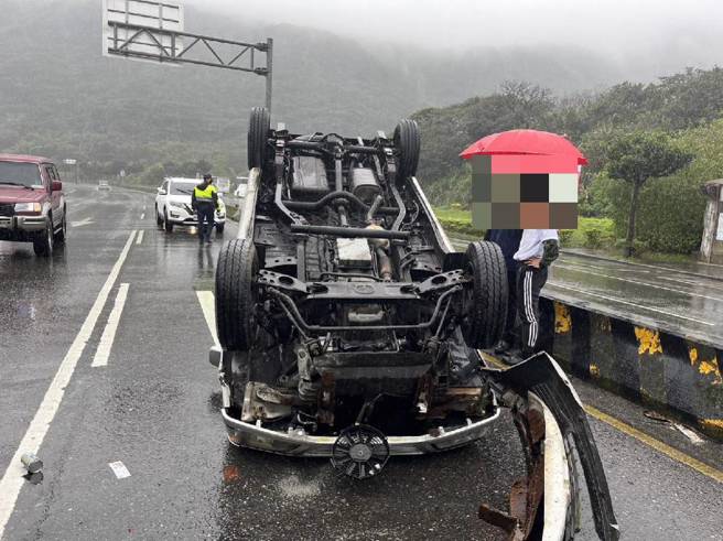 小货车翻覆驾驶自行脱困。（简铭柱翻摄）