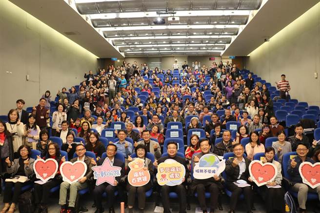 新北市社会局举办多元福利据点方案说明会 ，鼓励更多据点加入，以嘉惠更多弱势族群。（新北市社会局提供）