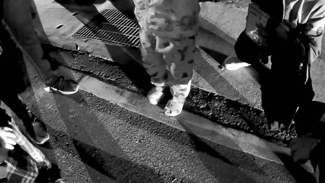 3岁张姓女童迷路爆哭，看到手机镜头竟熟练比出V手势。(翻摄照片／蔡依珍桃园传真)