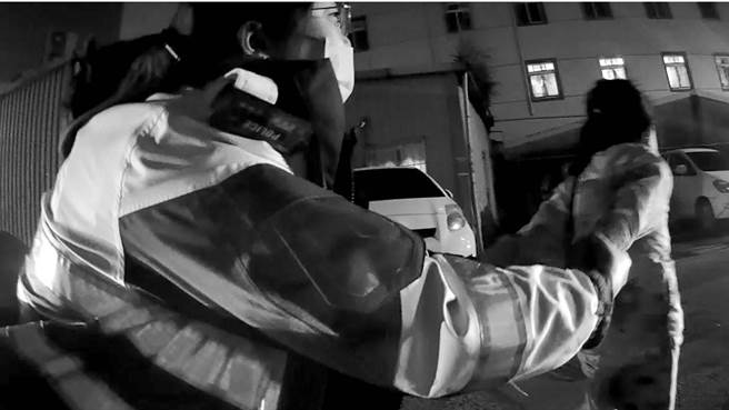 3岁张姓女童迷路爆哭，看到手机镜头竟熟练比出V手势。(翻摄照片／蔡依珍桃园传真)