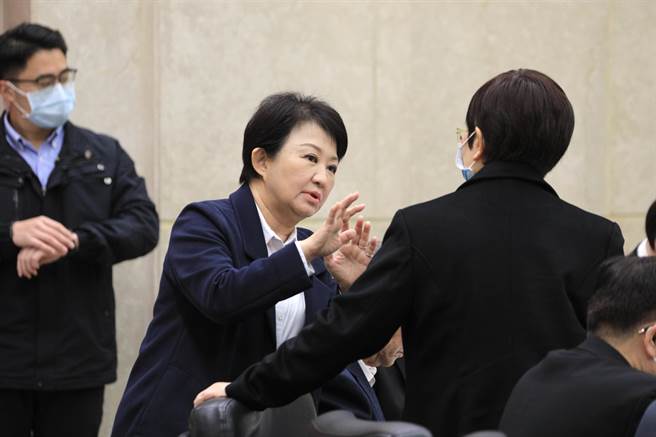 台中市长卢秀燕今天出席行政院会，提案中部生活圈通勤月票应扩大。（台中市政府提供／张亦惠台中传真）