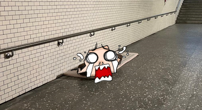 一名网友在新北市树林某处地下道发现街友的床垫与棉被，而棉被被折得方正整齐，就像军中的「豆腐被」，床垫与四周也相当乾净。（翻摄自脸书「路上观察学院」）