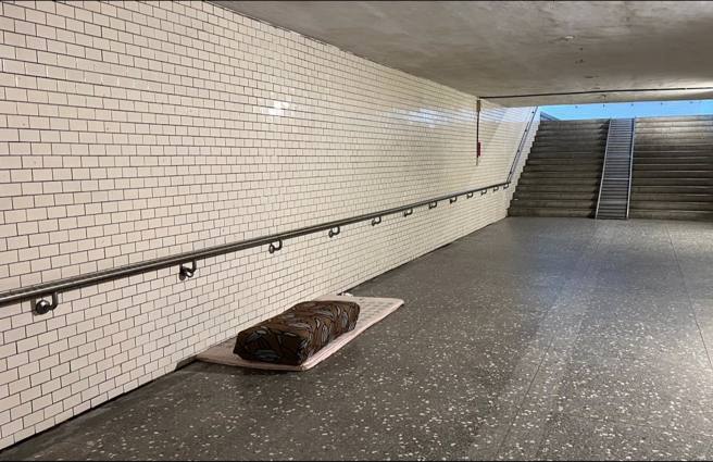 一名网友在新北市树林某处地下道发现街友的床垫与棉被，而棉被被折得方正整齐，就像军中的「豆腐被」，床垫与四周也相当乾净。（翻摄自脸书「路上观察学院」）