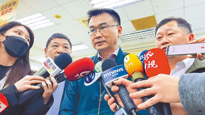 对于蛋价飙涨、产量不足，农委会主委陈吉仲（右二）22日受访时向国人表示「不好意思」。（吕健豪摄）