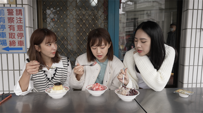 雅涵（左起）向诗媛、宋宋介绍家乡美食。（懿想天开提供）