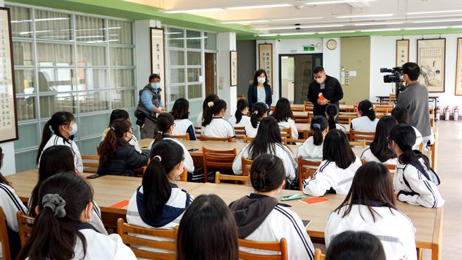 彰化女中今年學測成績單科15級分79人次，彰化女中家長會由梁善喆會長代表，頒發各科滿級分獎金。（彰化女中提供／吳敏菁彰化傳真）