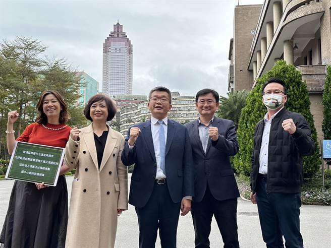 立法院副院長蔡其昌（中）23日率民進黨台中立委黃國書（右二）、何欣純（左二）、張廖萬堅、莊競程（右一）及林靜儀（左一），拜訪行政院長陳建仁。（黃婉婷攝）