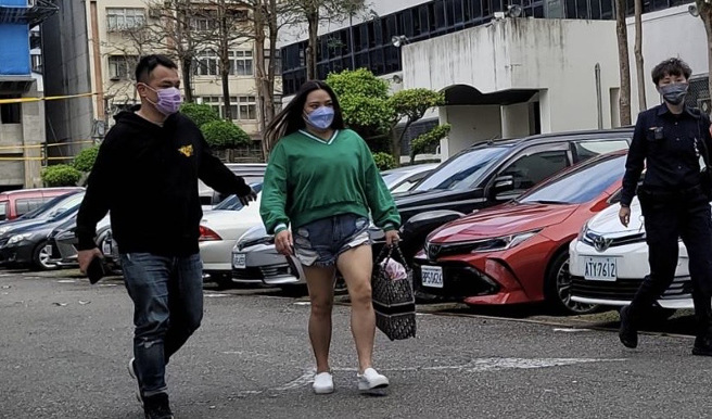 本名张可昀的女艺人小甜甜，对先生宋晋贤提出离婚诉讼，现身士林地院调解。（翻摄照片）
