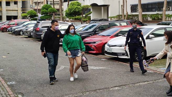 本名张可昀的女艺人小甜甜，对先生宋晋贤提出离婚诉讼，现身士林地院调解。（翻摄照片）
