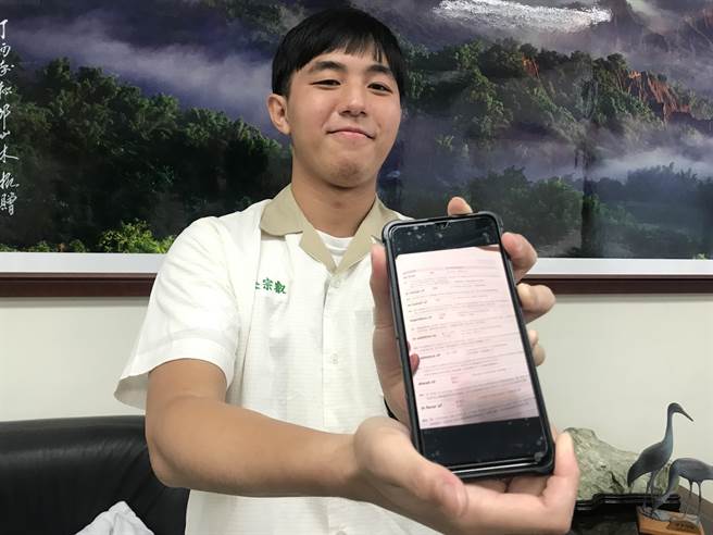 学测成绩出炉，屏中57级分的吴宗叡则将书籍电子化、方便放在手机时常看。（谢佳潾摄）