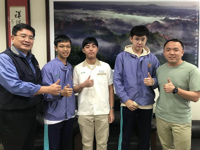 学测成绩出炉，屏中榜首58级分、因外公癌逝想考医学系的陈如佑（左二）看影片纾压，57级分的吴宗叡（中）则将书籍电子化、方便放在手机时常看，56级分的陈贯华（右二）也时常透过3C产品与同学讨论功课。（谢佳潾摄）