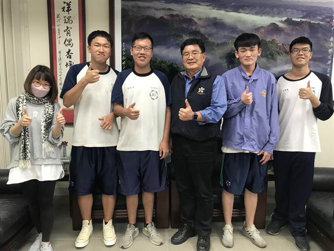 学测成绩出炉，屏中51级分的郑廷颖（左二）与50级分的赵振皓（左三）共组「线上读书会」互相督促与讨论，成效好到连老师都惊讶。（谢佳潾摄）