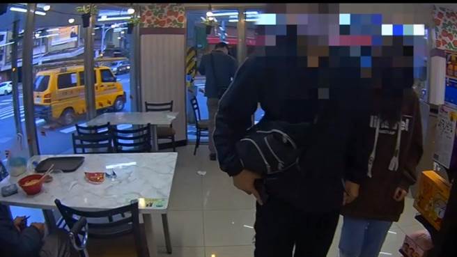 員警在便利商店尋獲少女，通知她的哥哥將她帶回。（翻攝照片／林郁平台北傳真）