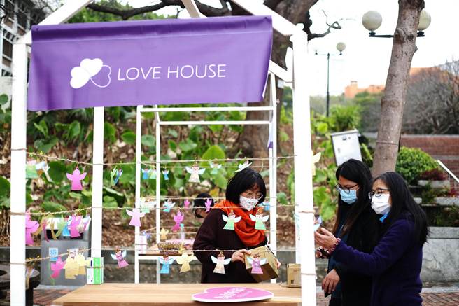 静宜校方也于校园设置「LOVE HOUSE」，让师生挂上写满祝福的祈福卡片。（静宜大学提供）