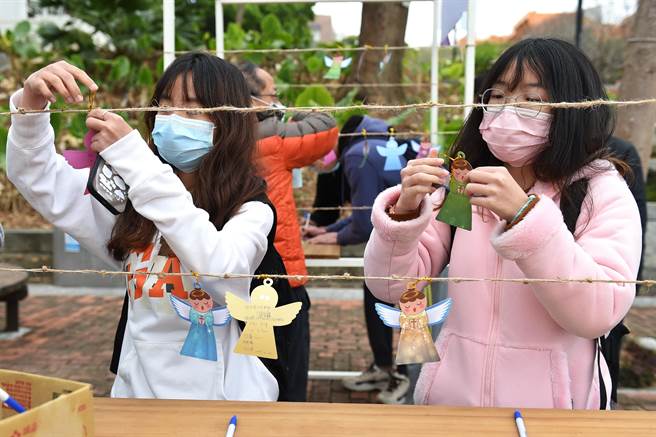 静宜学生不仅捐款也写下祈福小卡，希望抛砖引玉让更多人关心需要协助的人们。（静宜大学提供）