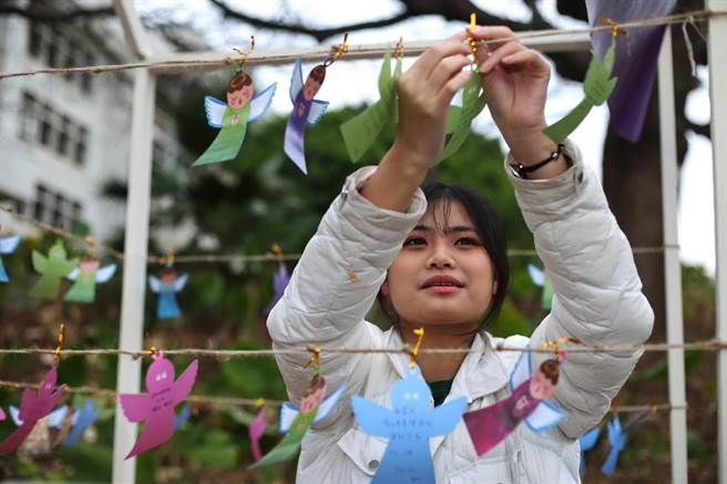 静宜学生不仅捐款也写下祈福小卡，希望抛砖引玉让更多人关心需要协助的人们。（静宜大学提供）